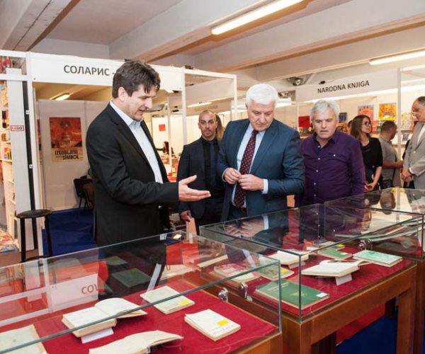 PREDSJEDNIK VLADE U POSJETI ŠTANDU NACIONALNE BIBLIOTEKE NA 12. MEĐUNARODNOM PODGORIČKOM SAJMU KNJIGA