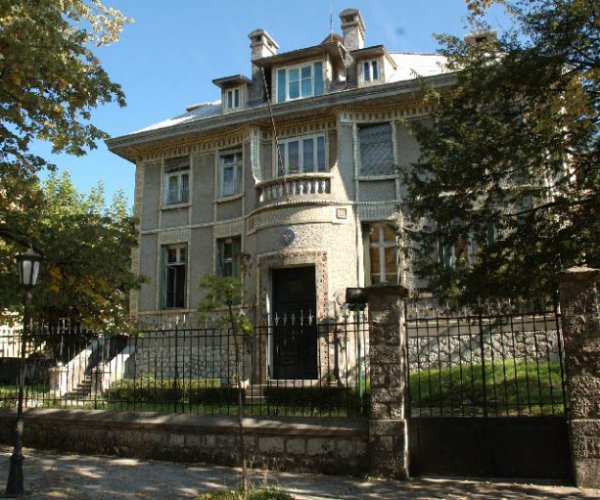 ROOF RECONSTRUCTION ON FORMER FRENCH EMBASSY