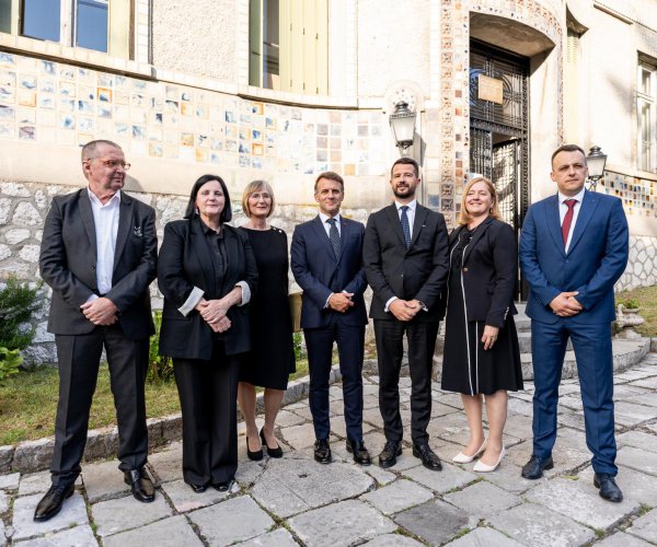 PREDSJEDNIK REPUBLIKE FRANCUSKE, EMANUEL MAKRON, POSJETIO BIVŠE FRANCUSKO POSLANSTVO